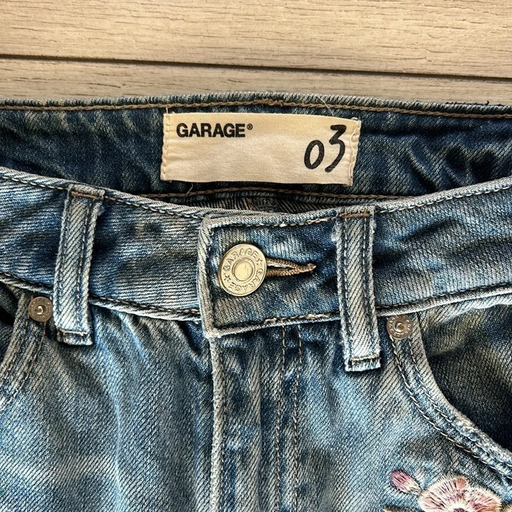 Garage MOM jeans embroidered distressed size 3